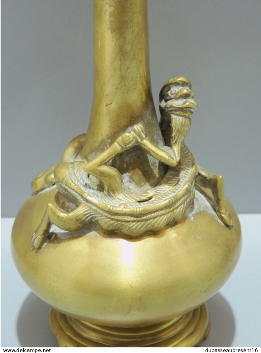 -VASE BRONZE ASIE ANCIEN avec un DRAGON Enroulé AUTOUR DU COL CACHET de CIRE    E