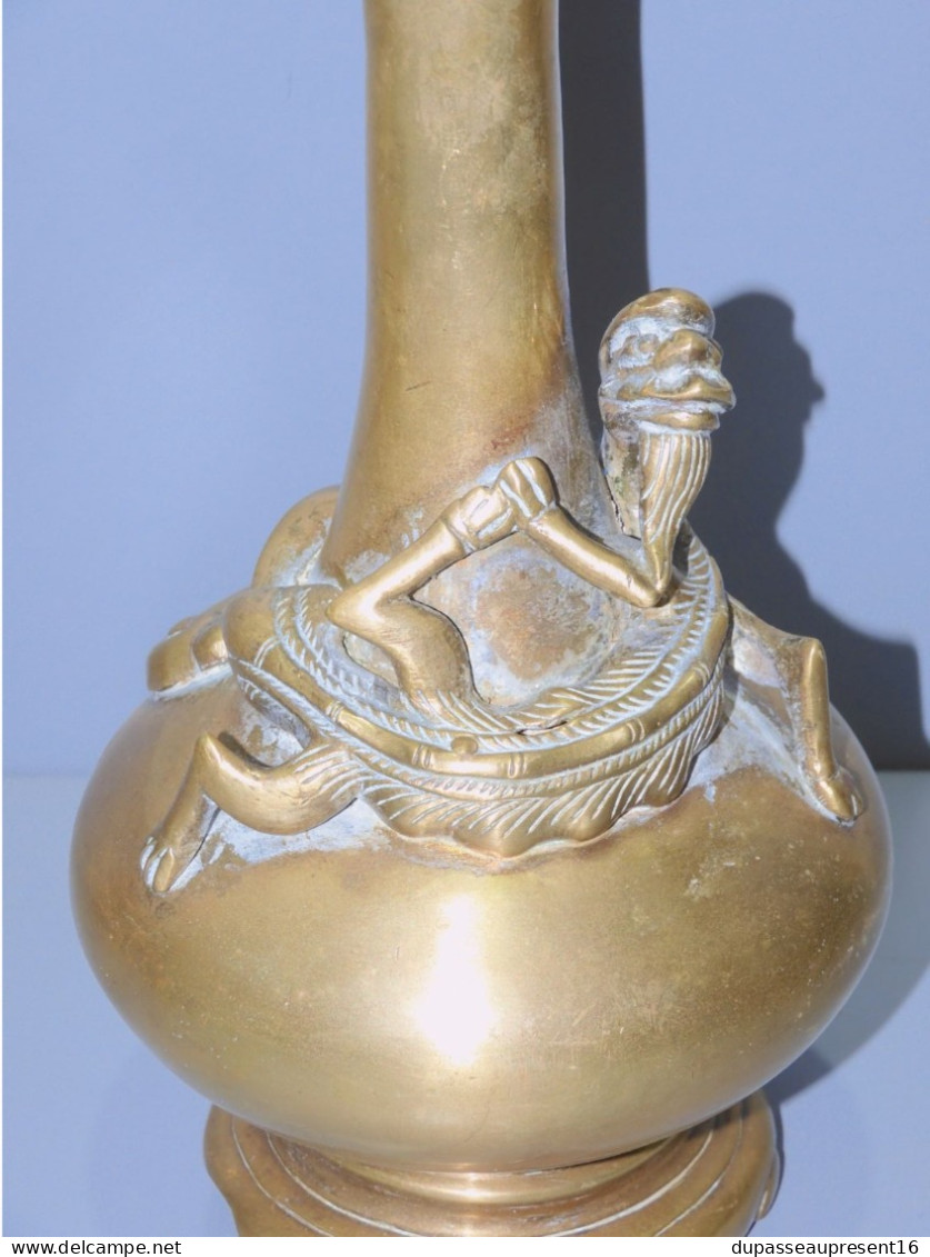 -VASE BRONZE ASIE ANCIEN avec un DRAGON Enroulé AUTOUR DU COL CACHET de CIRE    E