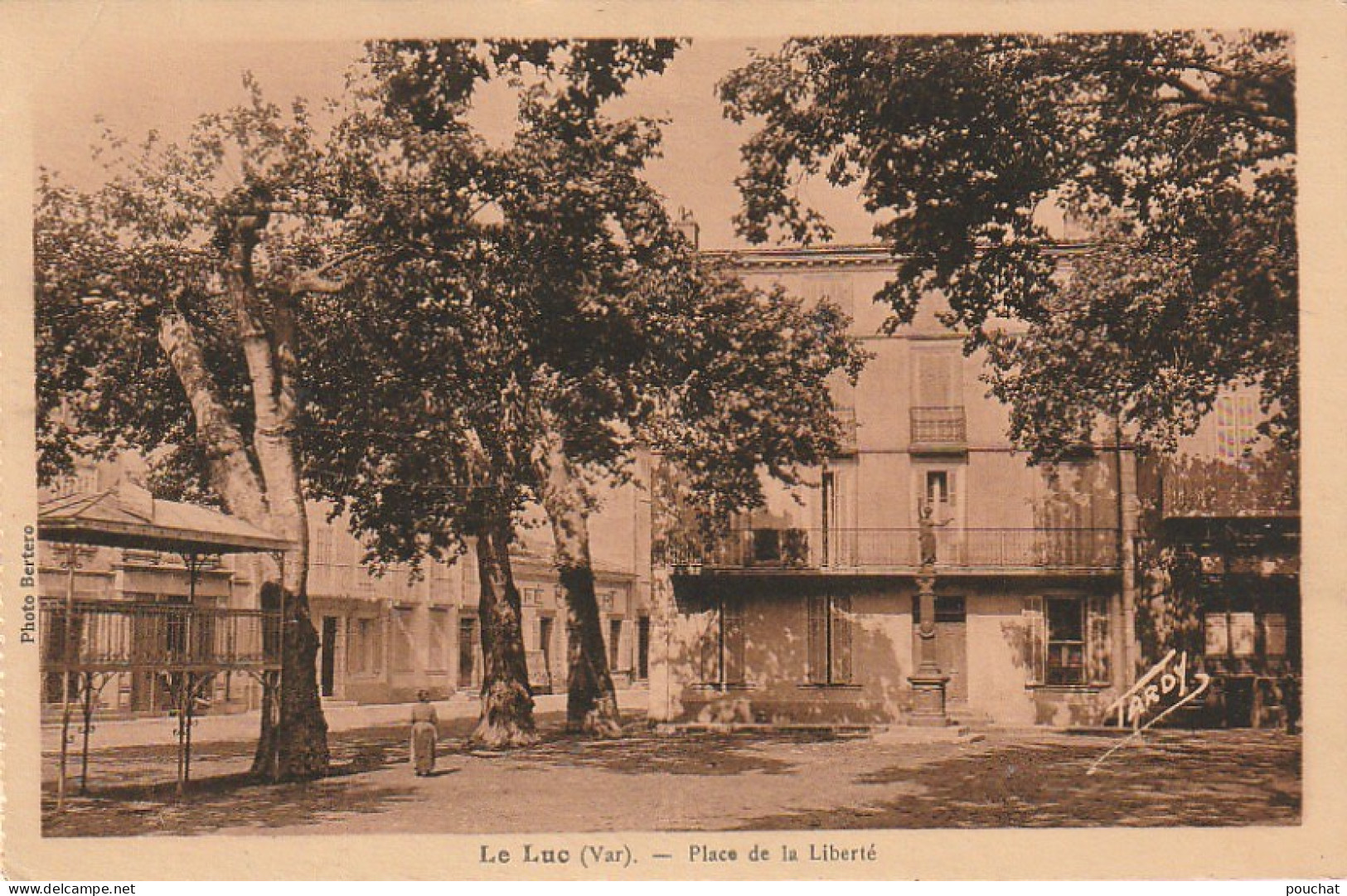 KO 22-(83) LE LUC - PLACE DE LA LIBERTE  - 2 SCANS - Le Luc