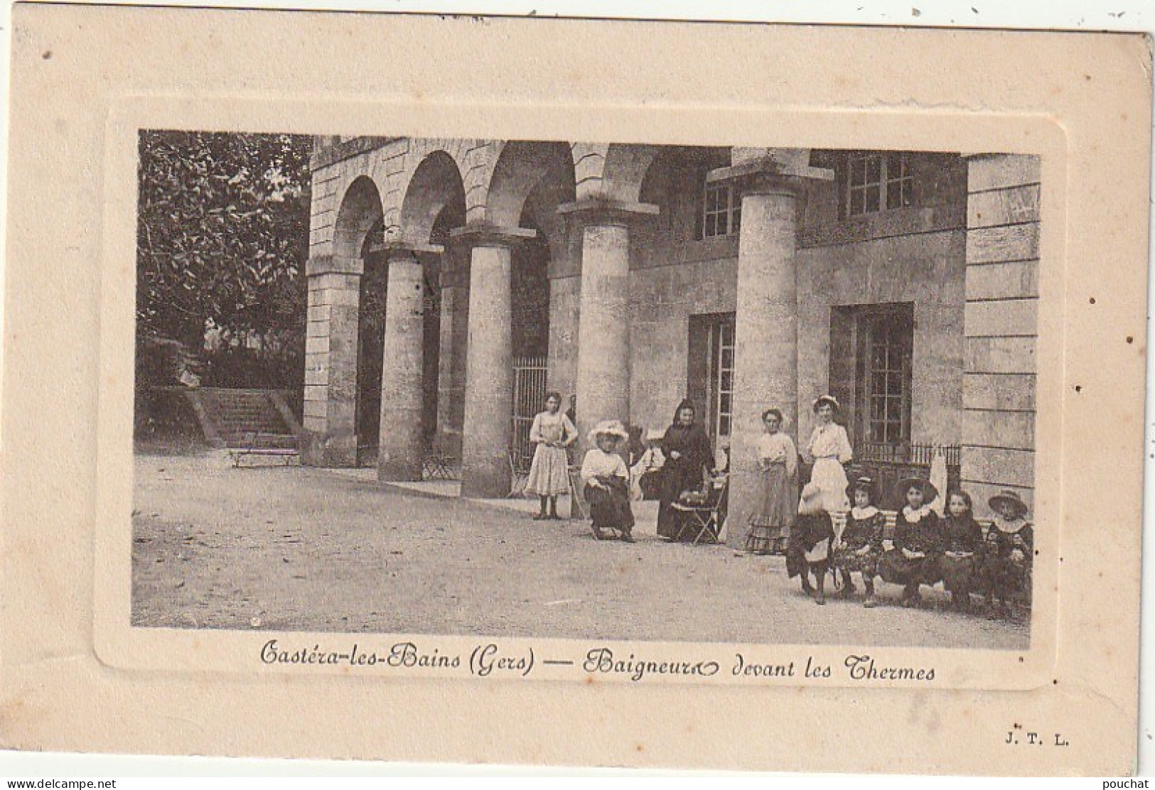 MO 25-(32) CASTERA LES BAINS - BAIGNEURS DEVANT LES THERMES  - 2 SCANS - Castera