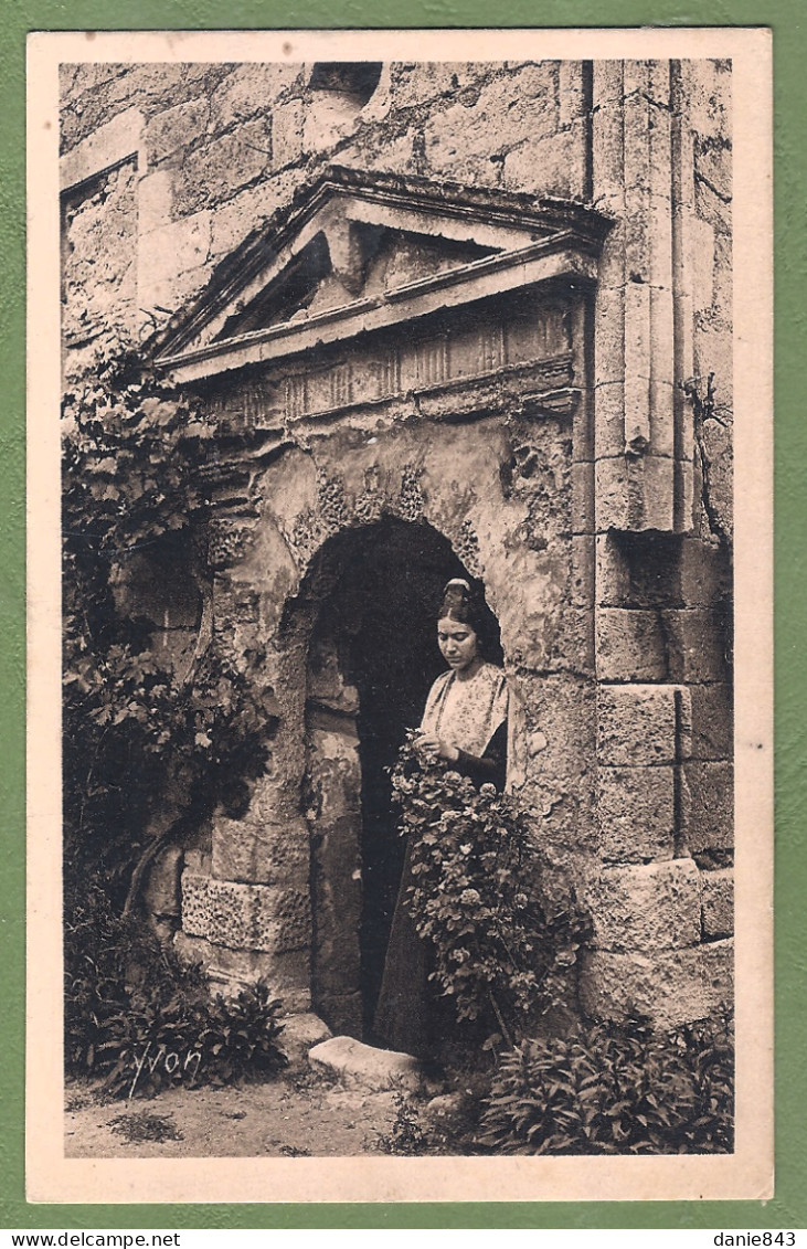 CPA  FOLKLORIQUE - PAYSAGES ET PIERRES DE PROVENCE - JEUNE FILLE ET VIEILLES PIERRES A SAINT RÉMY - Saint-Remy-de-Provence