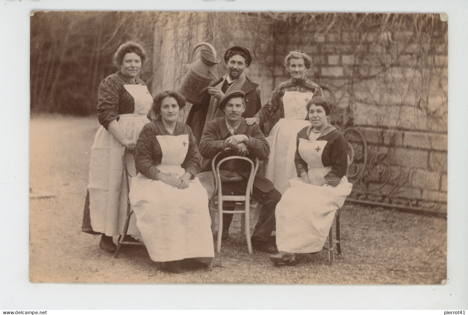 CROIX ROUGE - RED CROSS - Belle Carte Photo 2 Hommes Posant Avec  Infirmières Début XXème - Croce Rossa