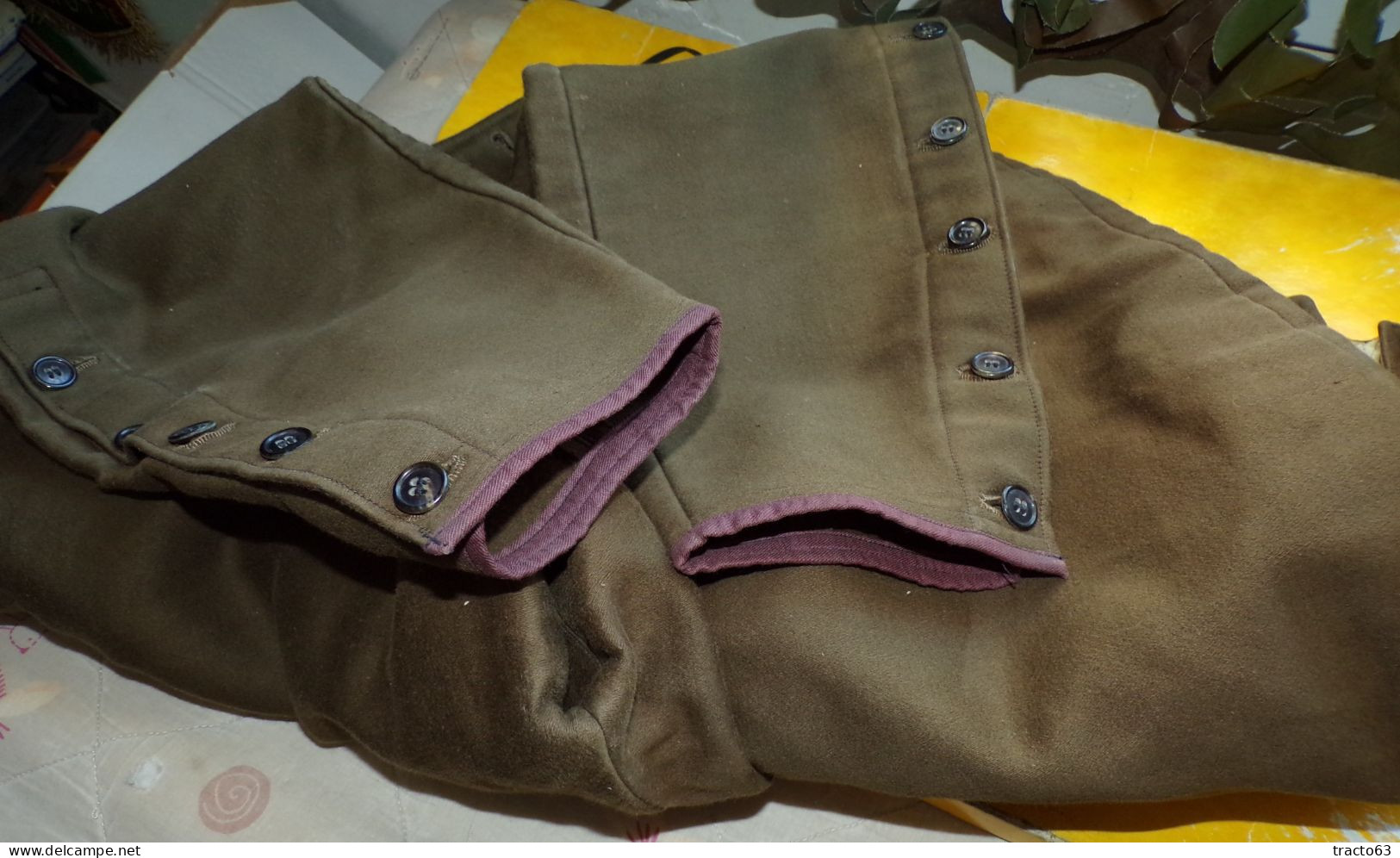 PANTALON KAKI DE TYPE MILITAIRE OFFICIER DE L'ARMEE FRANCAISE , PORTE SUR DES BOTTES DE CAVALERIE , EN TAILLE CIVILE S O