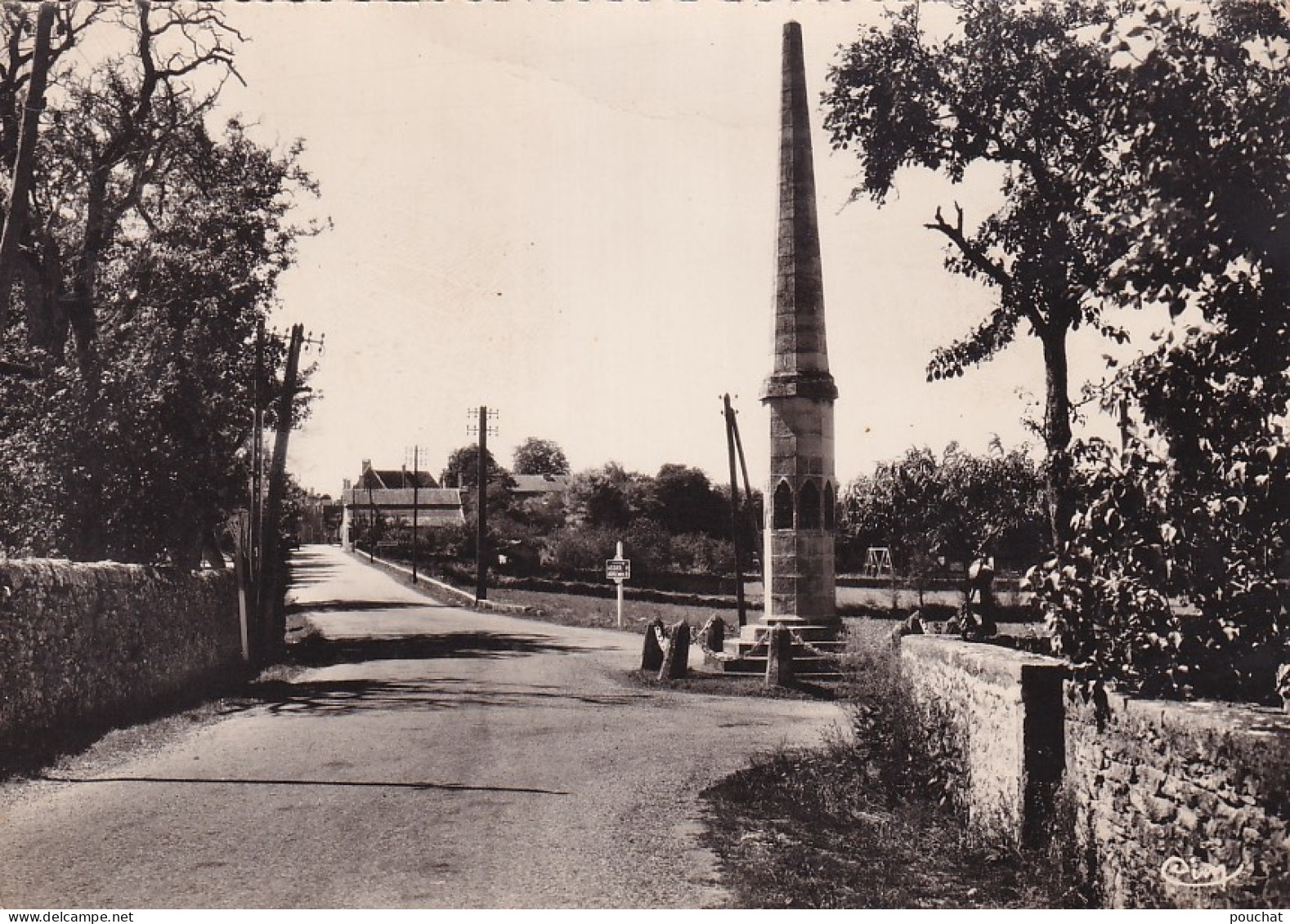 VE Nw-(46) LIVERNON - L'ENTREE DU BOURG  ET LE MONUMENT AUX MORTS - Livernon