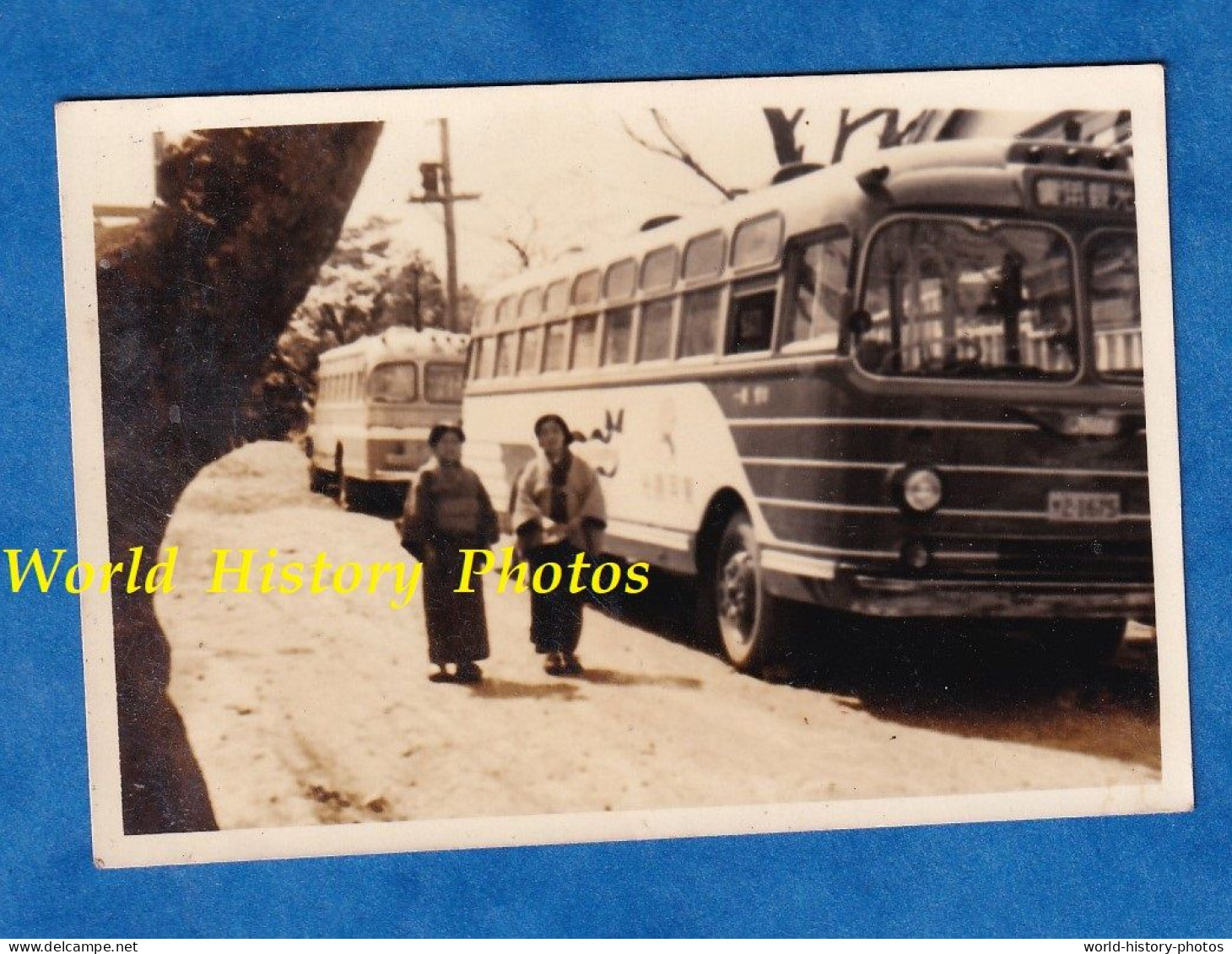 Photo Ancienne Snapshot - JAPON - Portrait De Femme Costume Traditionnel / Kimono & Autocar / Autobus - Asia Asian Flou - Asie