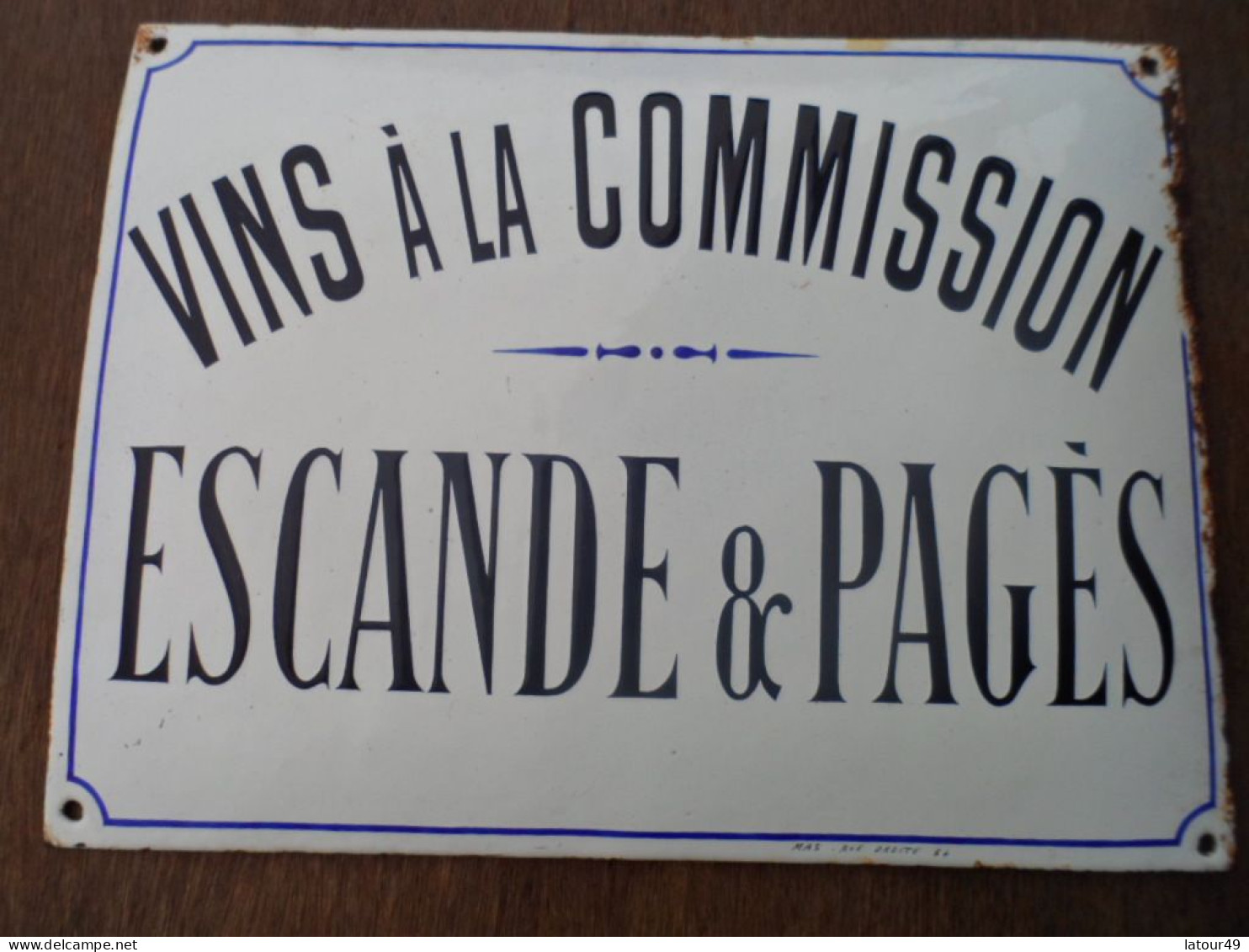 Belle Plaque Bonbee  Vins A La Commission  Escande Pages  Surrement Narbonne 40  X 30 Cm  Signe Mas  Rue Droite - Farm