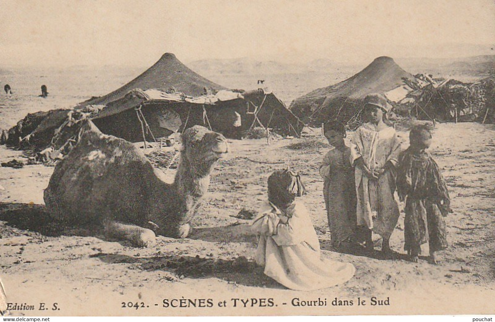 ZA 14- GOURBI DANS LE SUD - ENFANTS DEVANT LE CAMPEMENT - EDIT. E S - 2 SCANS - Africa