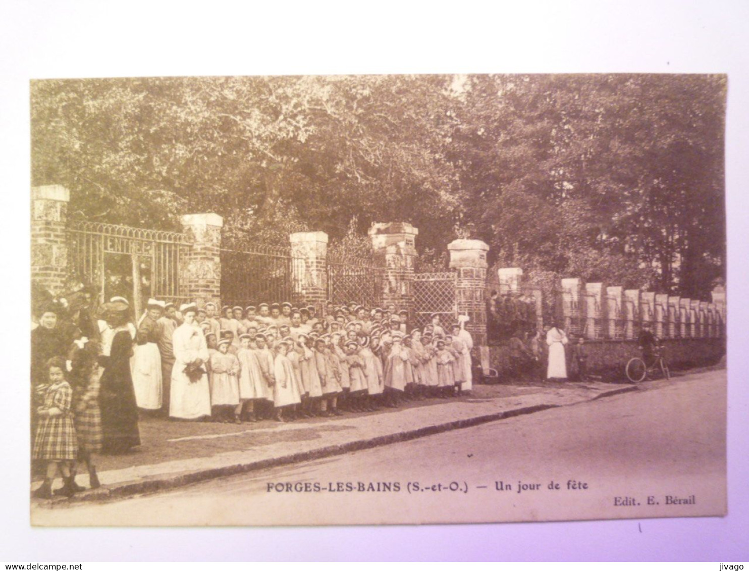 2024 - 1634  FORGES-LES-EAUX  (Seine-Maritime)  :  Un Jour De FÊTE   XXX - Forges Les Eaux