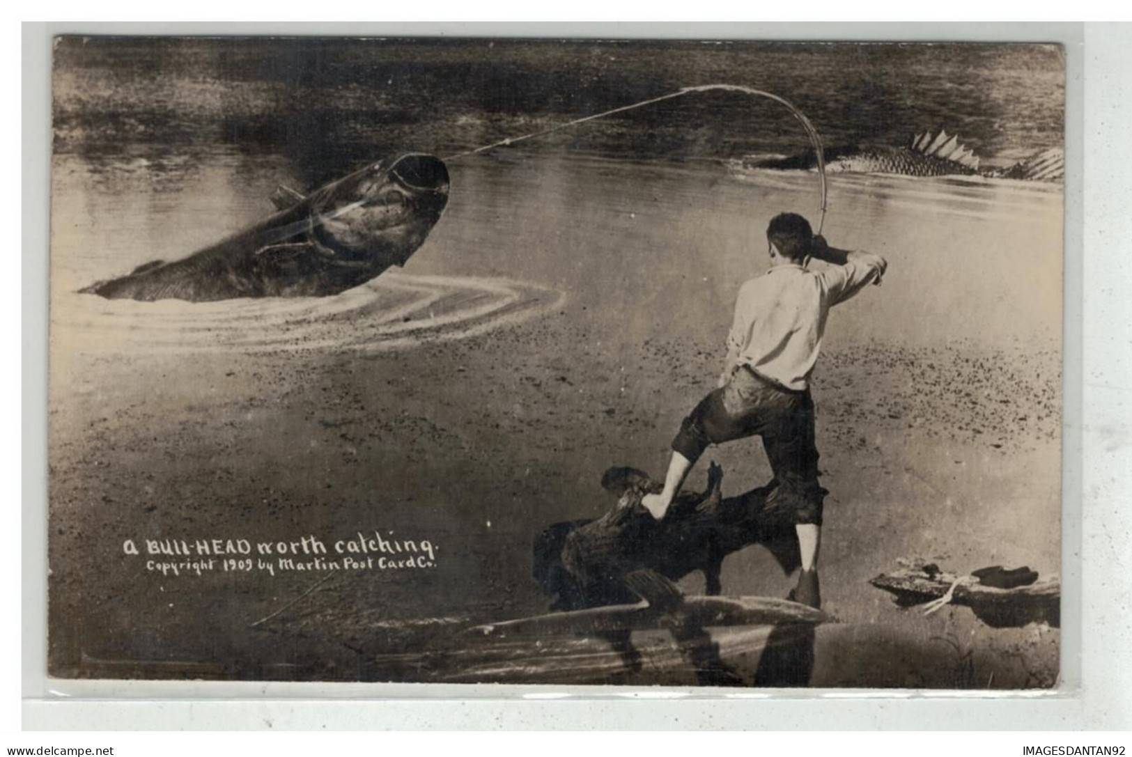 PECHE #17323 A BULL HEAD NORTH CATCHING HOMME PECHANT UN POISSON CHAT ENORME PHOTOMONTAGE - Pêche