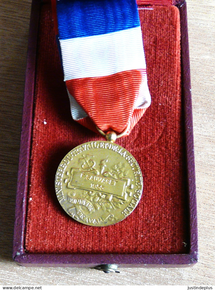 MEDAILLE DU TRAVAIL DOREE AVEC ROSETTE ET RUBAN DE 1955  - Firma's