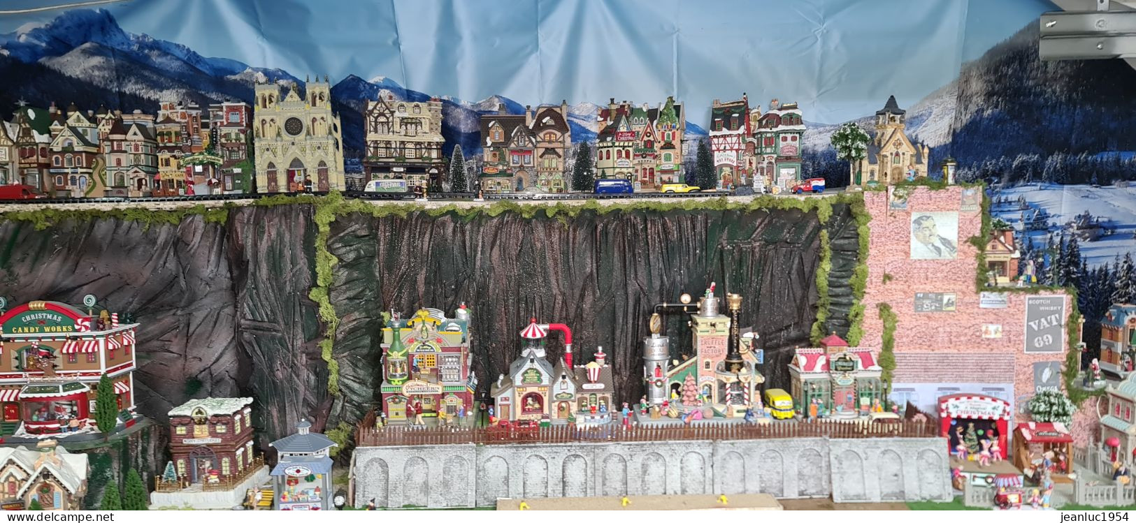 ENORME MODULE ANIMES DE MAISONS DE VILLES , DE NOEL , FETE FORAINE AVEC TRAIN - Andere & Zonder Classificatie