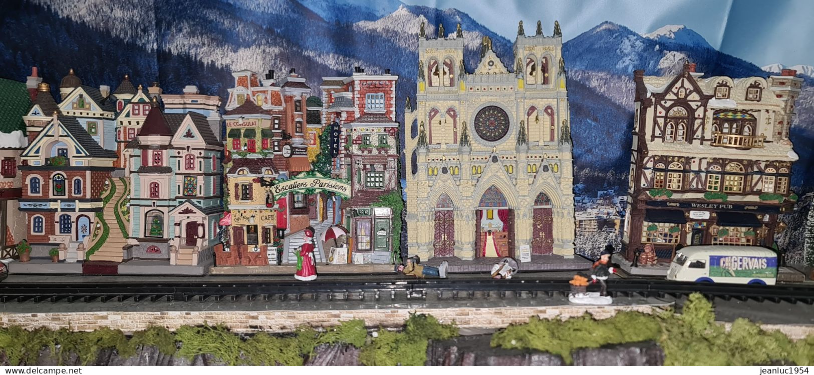 ENORME MODULE ANIMES DE MAISONS DE VILLES , DE NOEL , FETE FORAINE AVEC TRAIN