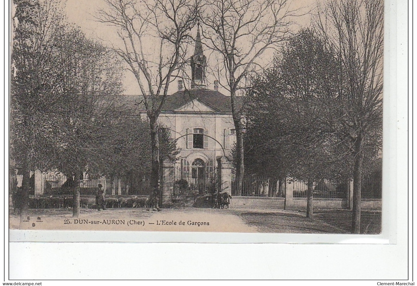 DUN SUR AURON - L'Ecole De Garçons - Très Bon état - Dun-sur-Auron