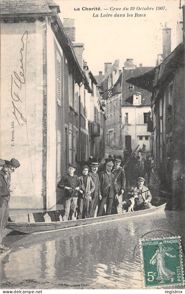 58-LA CHARITE-CRUE DU 19 OCTOBRE 1907-BARQUE DANS LA RUE-N°2045-H/0135 - La Charité Sur Loire