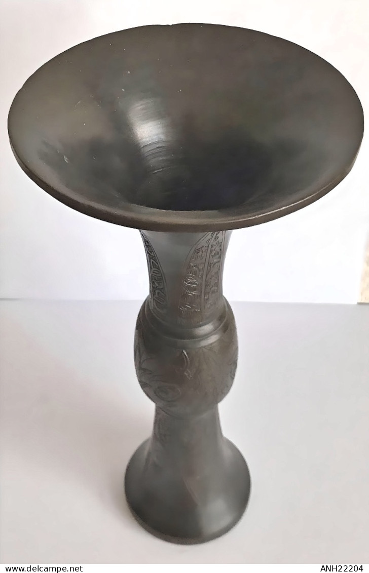 Magnifique Vase Cornet En Bronze Finement Ciselé, Chine, 1ère Moitié 20ème Siècle - Art Asiatique