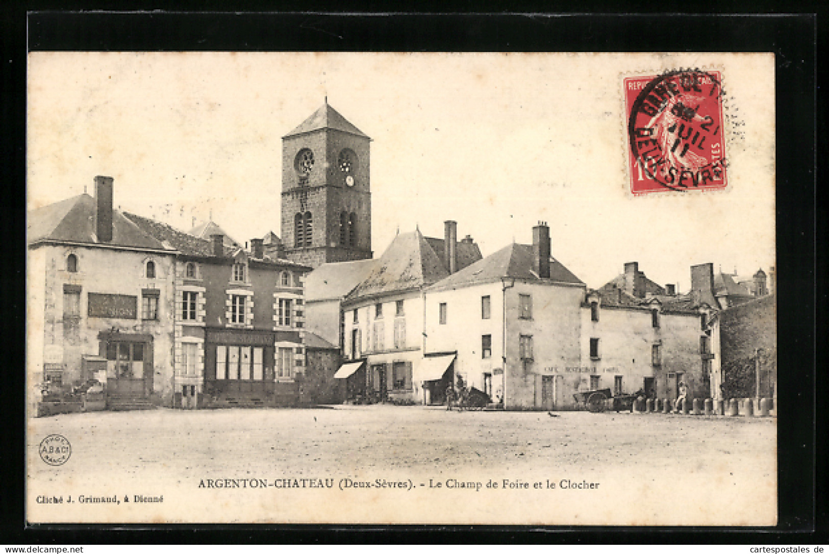 CPA Argenton-Chateau, Le Champ De Foire Et Le Clocher  - Argenton Chateau