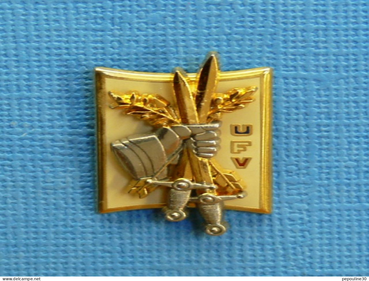 1 PIN'S /  ** INSIGNE " U.F.V. " UNITÉ FRANÇAISE DE VÉRIFICATION ** . (Arthus Bertrand Paris) - Militaria