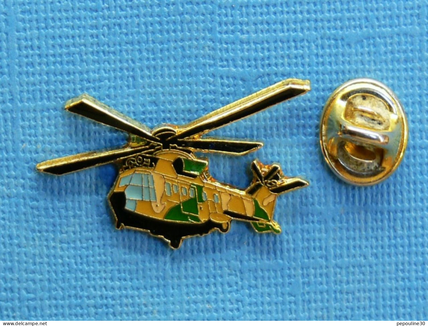 1 PIN'S /  ** HÉLICOPTÈRE " AS332 SUPER PUMA " ALAT / CAMOUFLAGE EUROPE NOIR-VERT-TERRE ** . (J.Y. Ségalen Collection) - Militaria