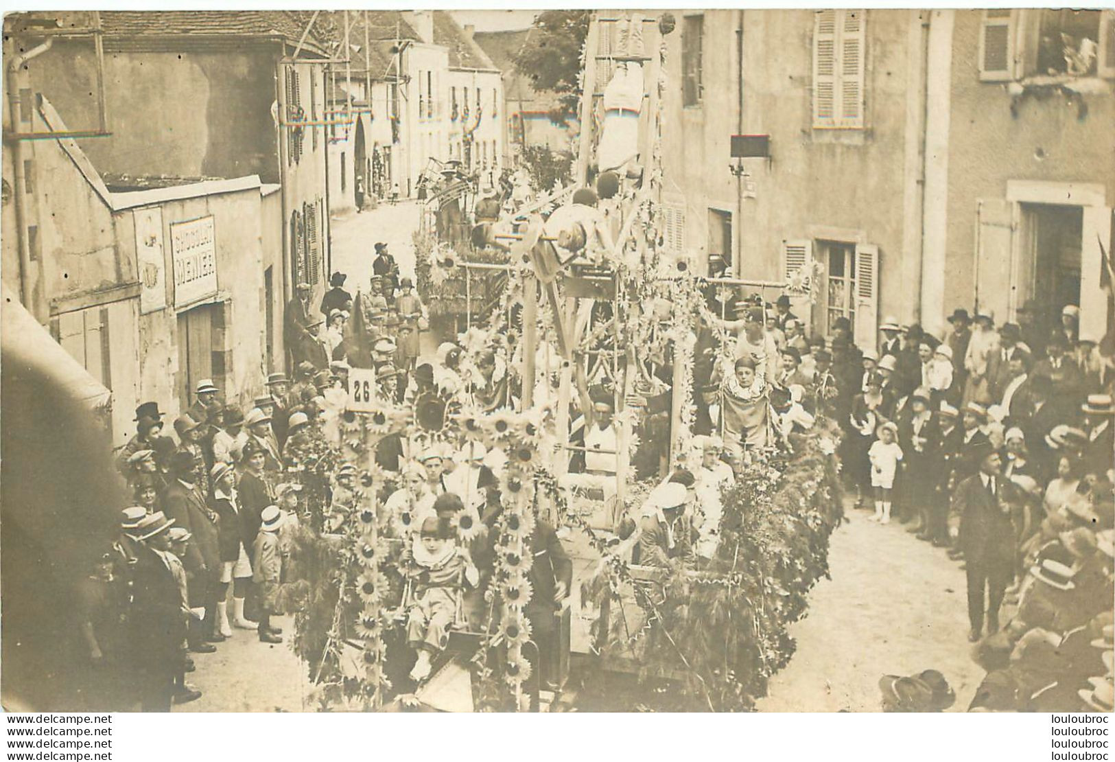 TROUPE D'ACROBATES DANS UNE RUE CARTE PHOTO - Autres & Non Classés