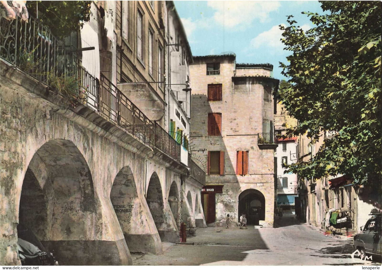 D8311 Sommières Vue De La Place Des Arcades - Sommières