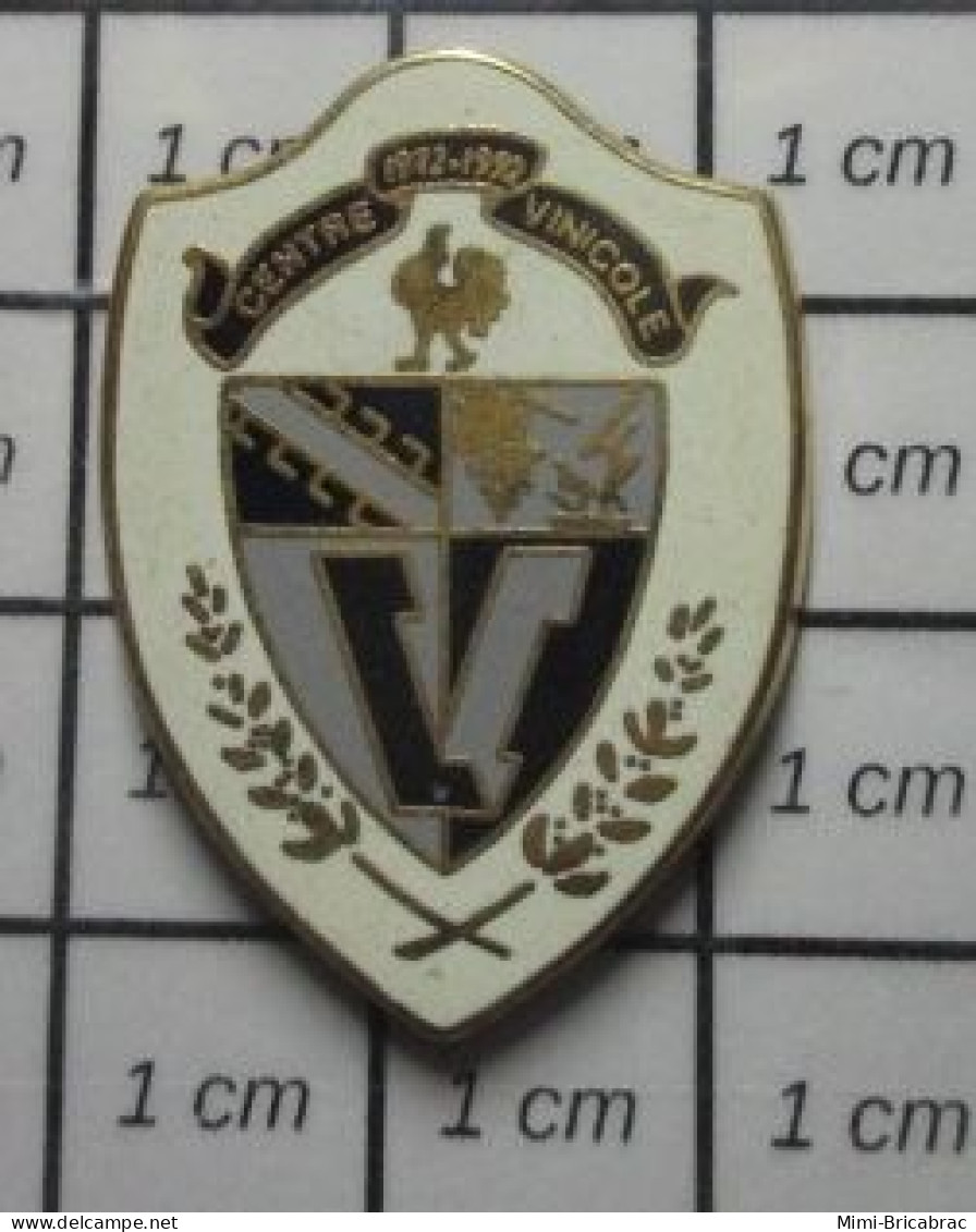 3617 Pin's Pins / Beau Et Rare / BOISSONS / CENTRE VINICOLE DE ???? COQ BLASON ECUSSON ARMOIRIES - Boissons