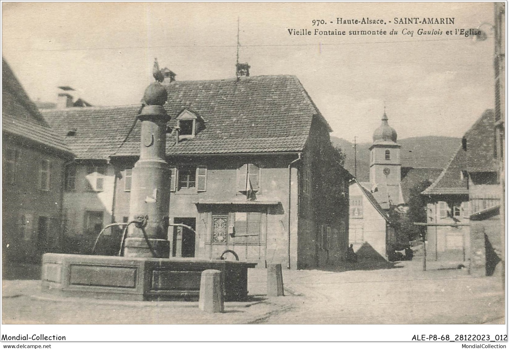 ALE2P8-68-0107 - Haute-alsace - SAINT-AMARIN - Vieille Fontaine Surmontée Du Coq Gaulois Et L'église  - Saint Amarin