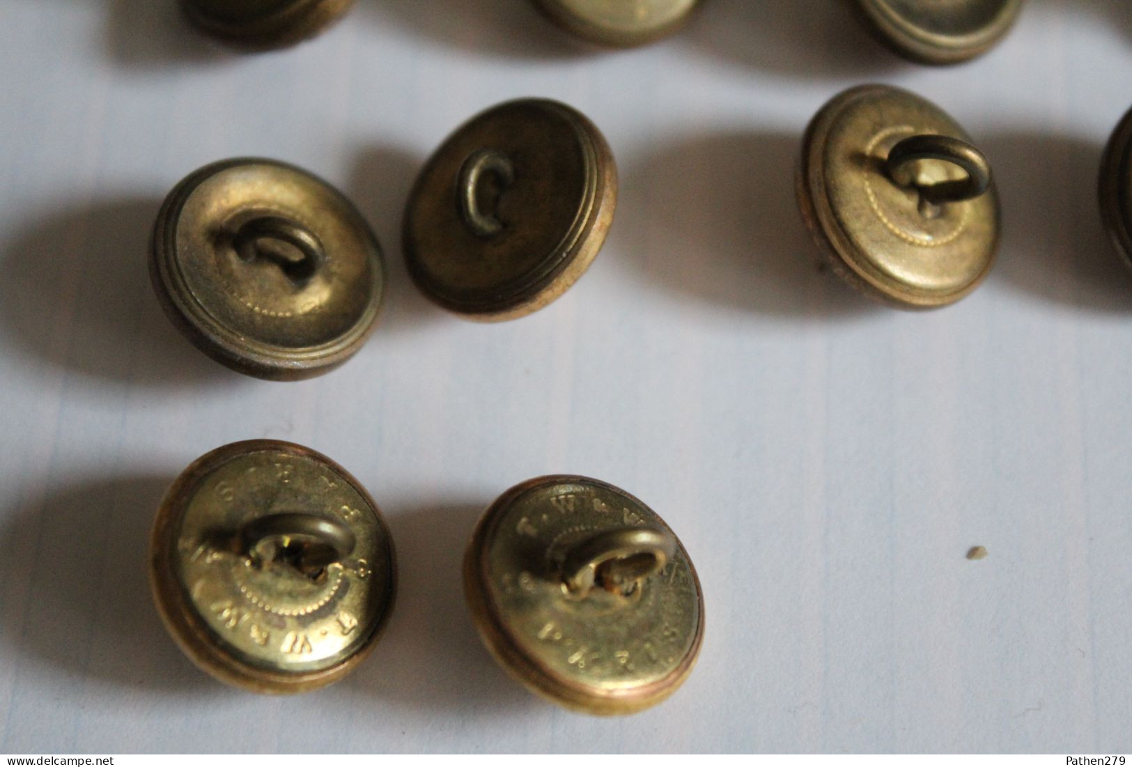 Lot De 13 Anciens Boutons Militaires 15mm Du Service De Santé - Knöpfe