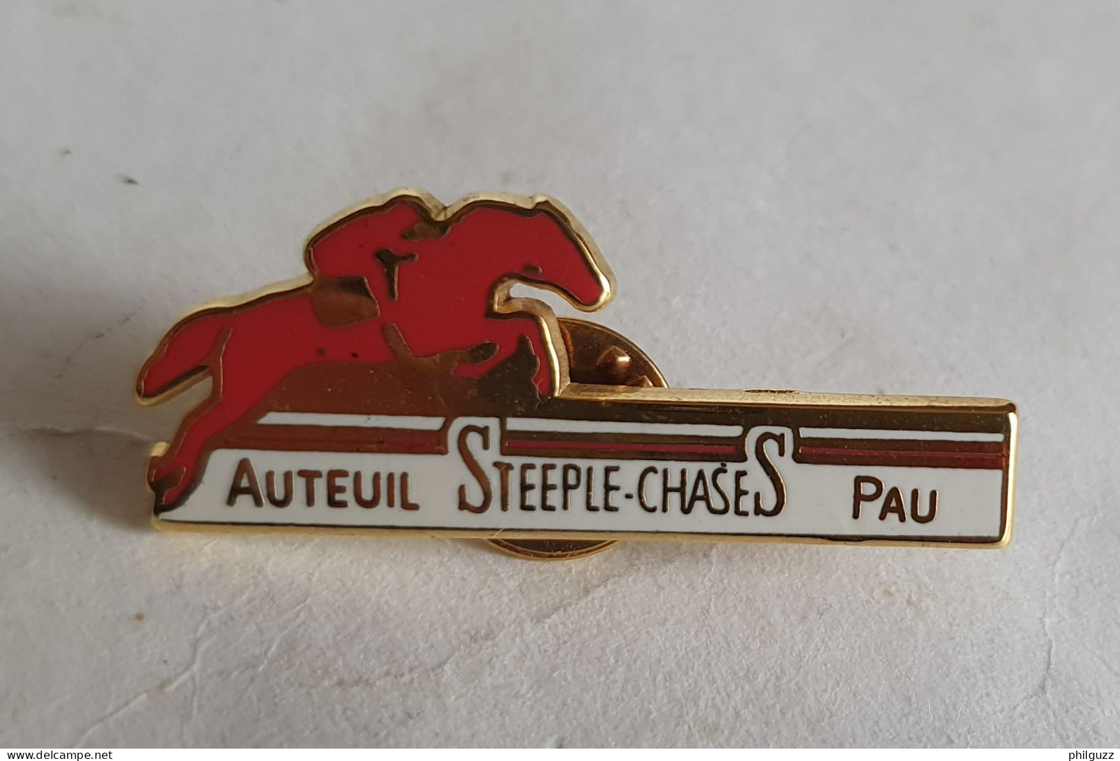 PIN'S COURSES HIPPIQUES CHEVAL AUTEUIL STEEPLE-CHASES PAU ROUGE - Autres & Non Classés