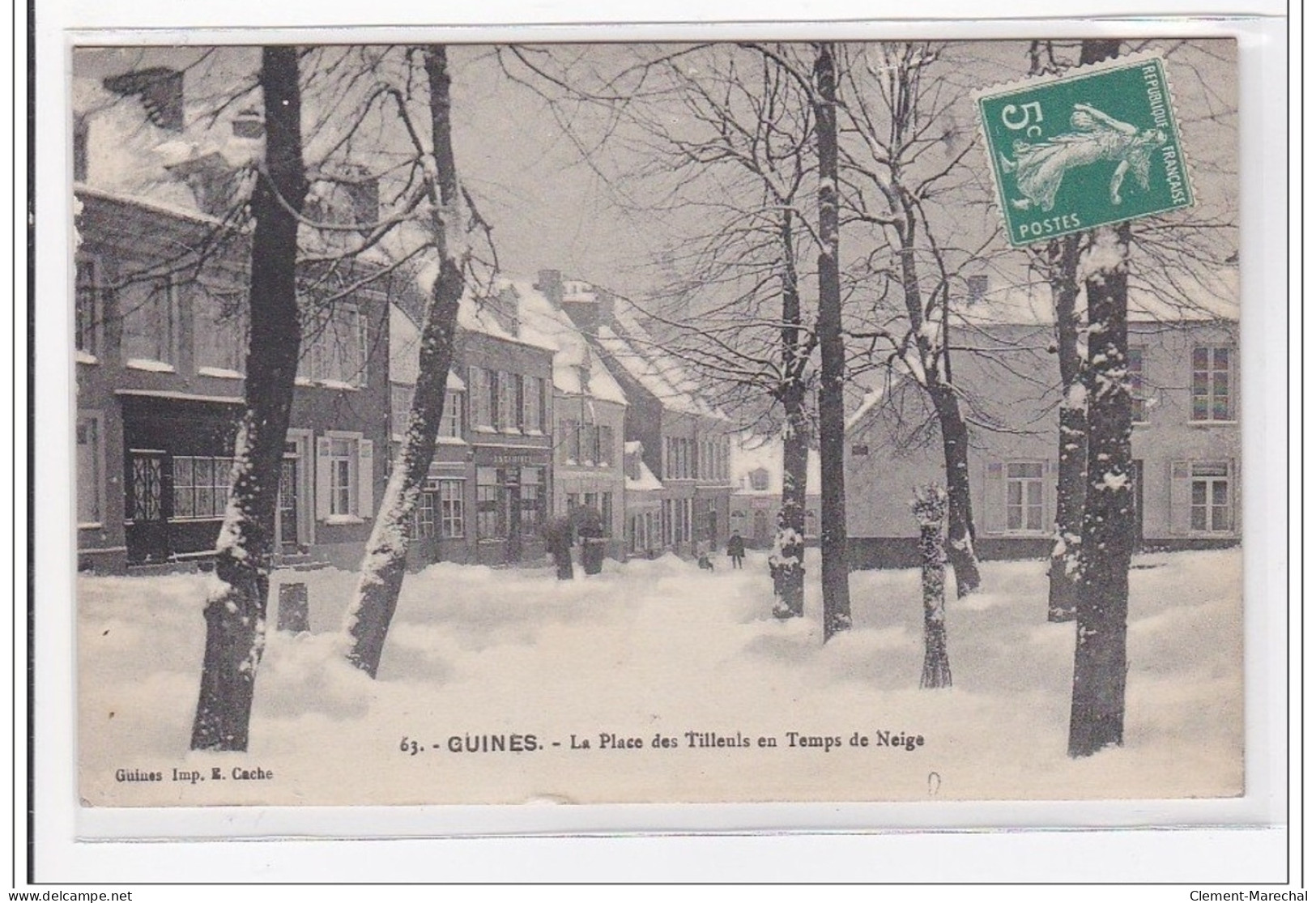 GUINES : La Place Des Tilleus En Temps De Neige - Tres Bon Etat - Guines