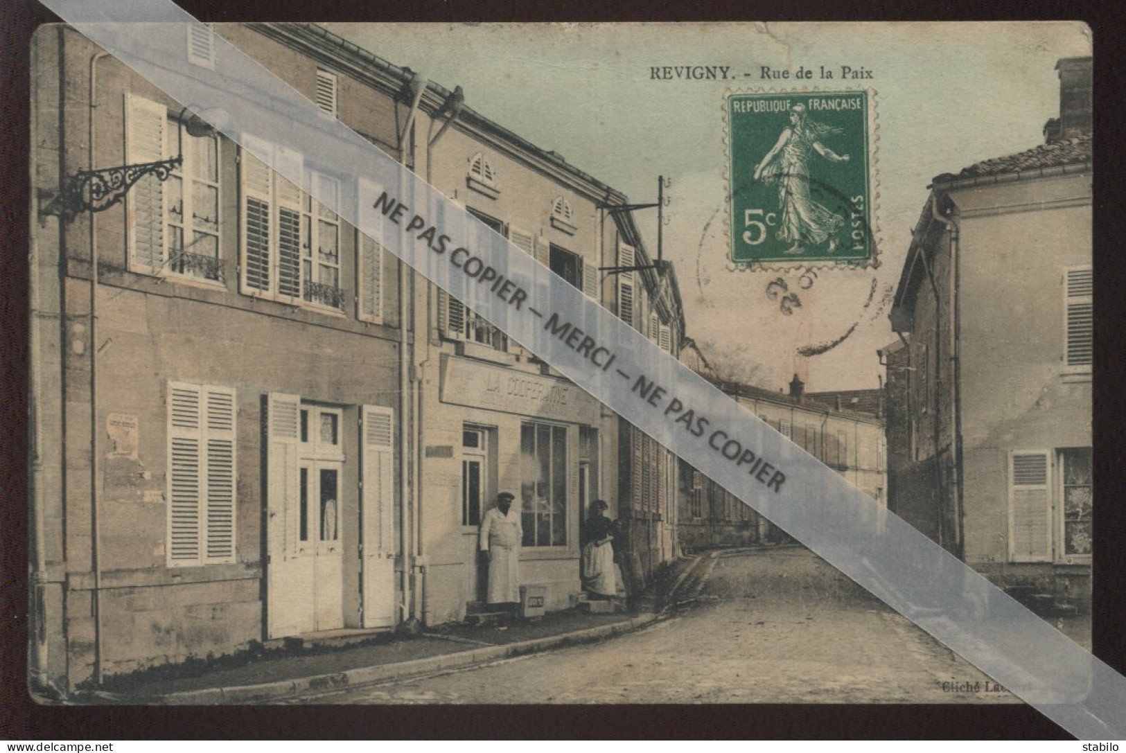 55 - REVIGNY-SUR-ORNAIN - RUE DE LA PAIX - EDITEUR LACOURT - CARTE COLORISEE - VOIR ETAT - Revigny Sur Ornain