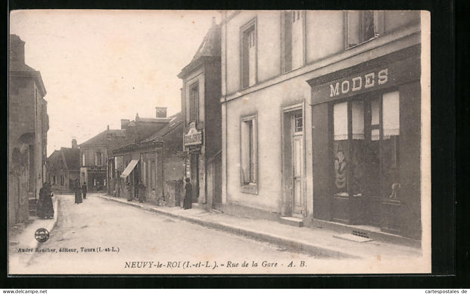 CPA Neuvy-Le-Roi, Rue De La Gare  - Neuvy-le-Roi
