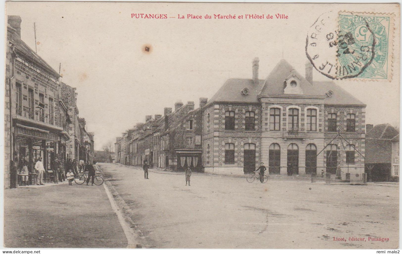 CARTE POSTALE   PUTANGES 61  La Place Du Marché Et L'hôtel De Ville - Putanges