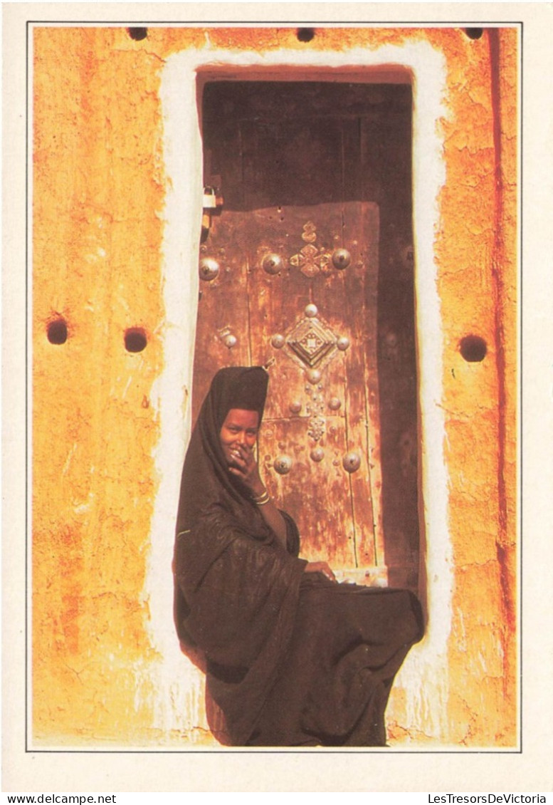 MAURITANIE - Mauritianienne - Femme En Train De Se Reposer Au Seuil De Sa Maison - Oualata - Dessert - Carte Postale - Mauritania