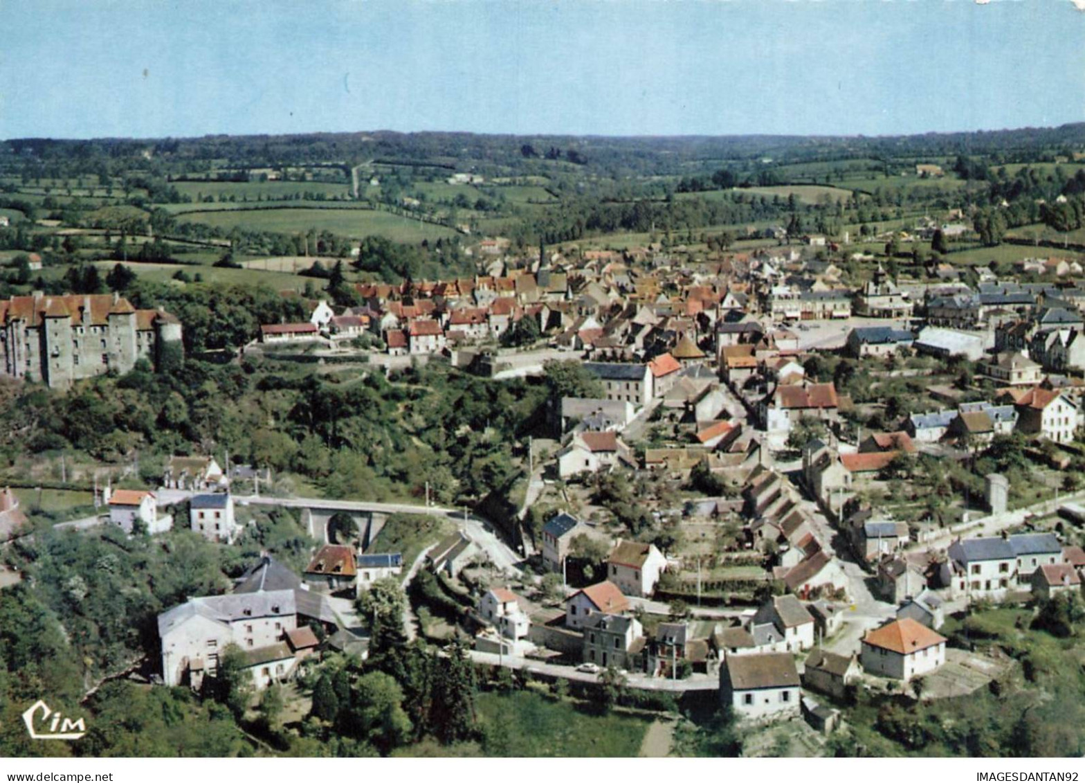 23 BOUSSAC AC#MK545 VUE GENERALE AERIENNE A GAUCHE LE CHATEAU FEODAL - Boussac