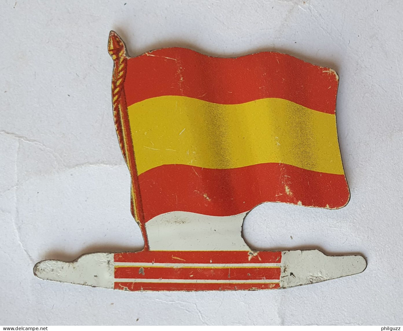 FIGURINE PUBLICITAIRE PLAQUE En Métal DRAPEAU DRAPEAURAMA ALSACIENNE ESPAGNE 1961 - Andere & Zonder Classificatie