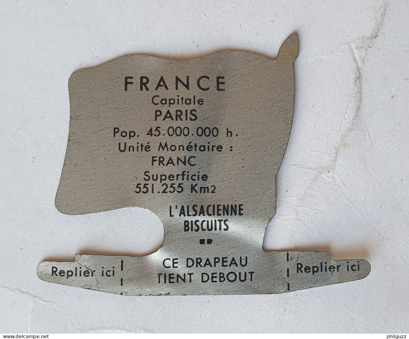 FIGURINE PUBLICITAIRE PLAQUE En Métal DRAPEAU DRAPEAURAMA ALSACIENNE FRANCE 1961 - Autres & Non Classés