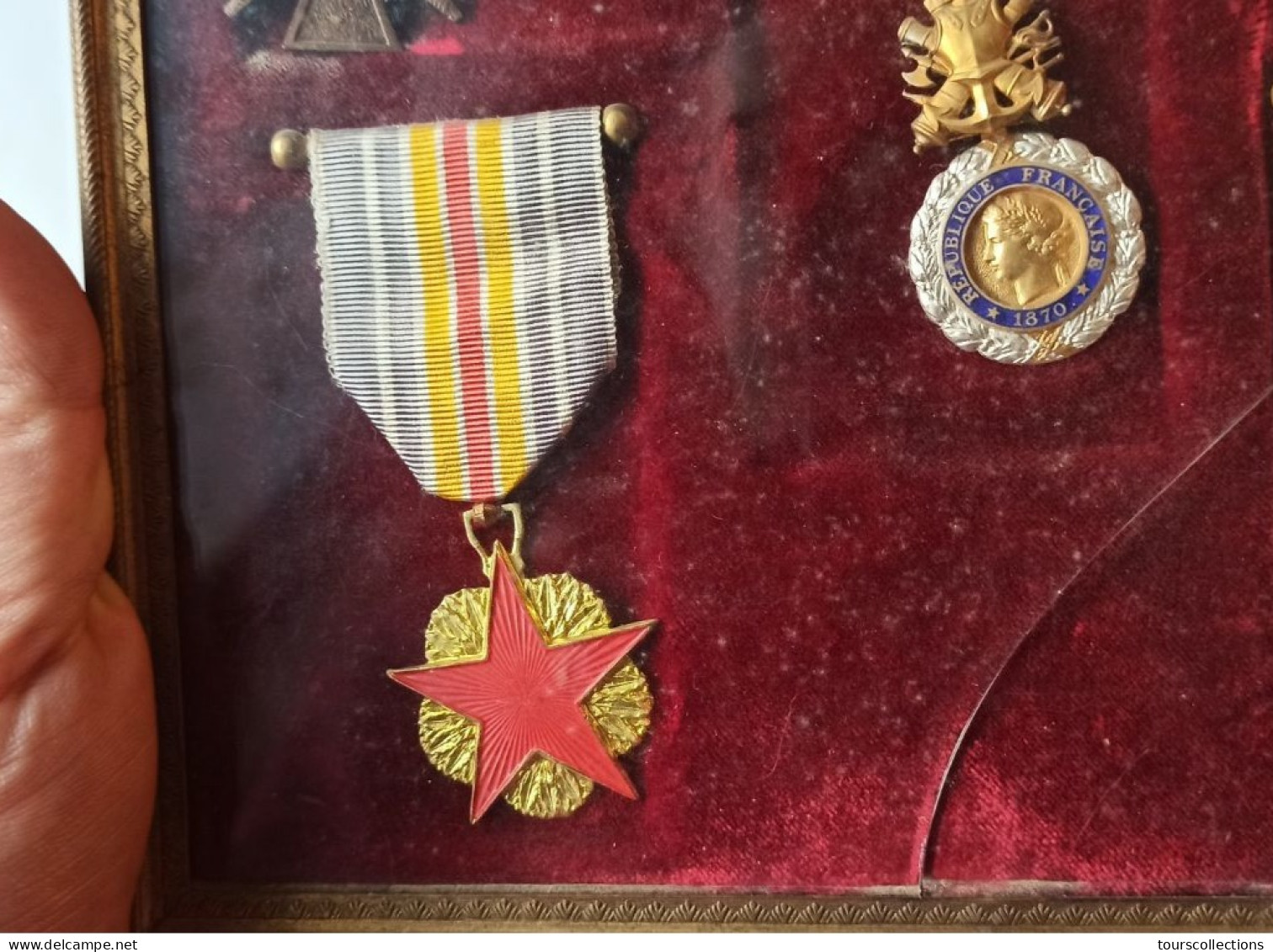 Lot cadre et MEDAILLE MILITAIRE DECORATION  WW1 engagé volontaire blessé et croix de guerre et WW2 chevalier Résistance