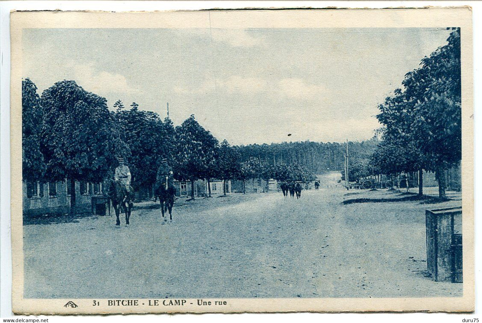 Militaria CP Couleur Bleue Ecrite En 1925 * BITCHE Le CAMP Une Rue ( Chevaux Cavaliers Militaires ) - Bitche