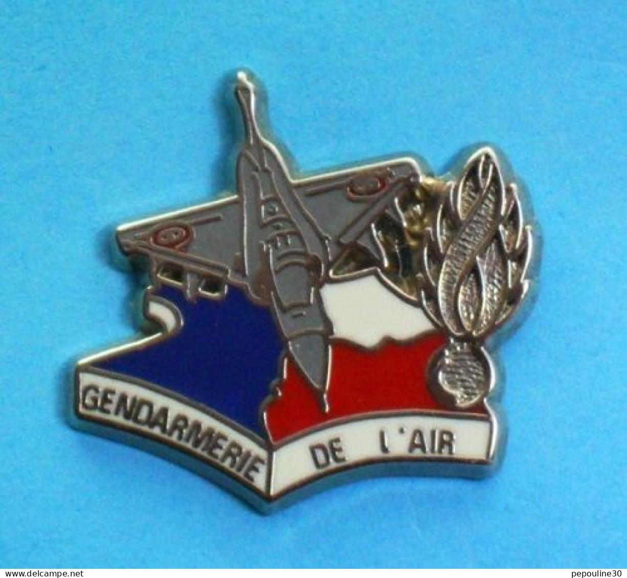 1 PIN'S //   ** GENDARMERIE DE L'AIR / AVION DE CHASSE ** . (Ballard Combs La Ville)  Argenté - Vliegtuigen