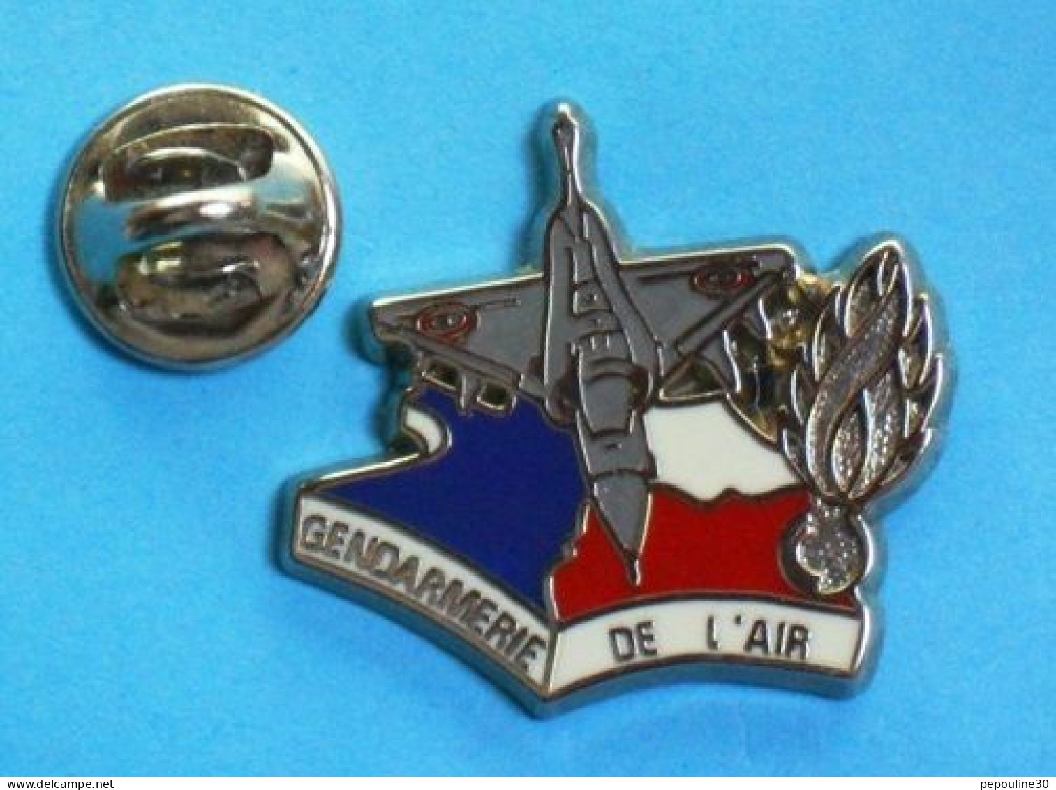 1 PIN'S //   ** GENDARMERIE DE L'AIR / AVION DE CHASSE ** . (Ballard Combs La Ville)  Argenté - Vliegtuigen