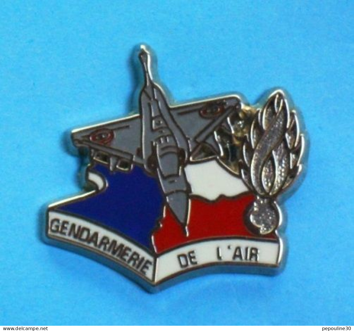 1 PIN'S //   ** GENDARMERIE DE L'AIR / AVION DE CHASSE ** . (Ballard Combs La Ville)  Argenté - Vliegtuigen