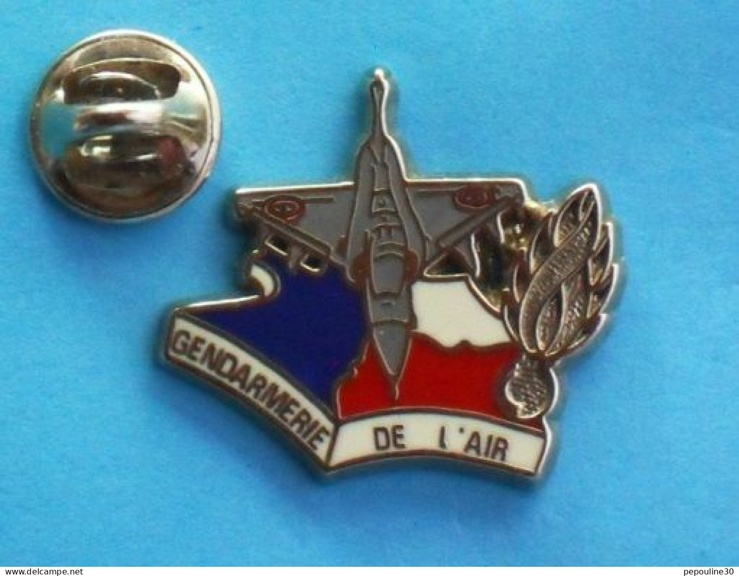 1 PIN'S //   ** GENDARMERIE DE L'AIR / AVION DE CHASSE ** . (Ballard Combs la ville)  Argenté