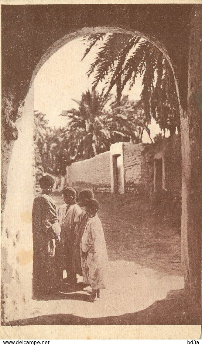 CHEMINS DE FER  ALGERIENS - TOLGA - ENFANTS SOUS LE PORCHE - Children