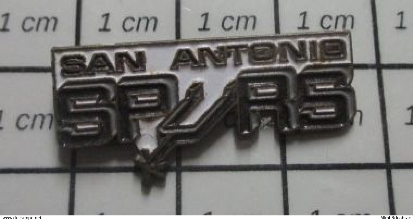 410C Pin's Pins / Beau Et Rare / SPORTS / BASKET AMERICAIN SAN ANTONIO SPURS EPERONS - Pallacanestro