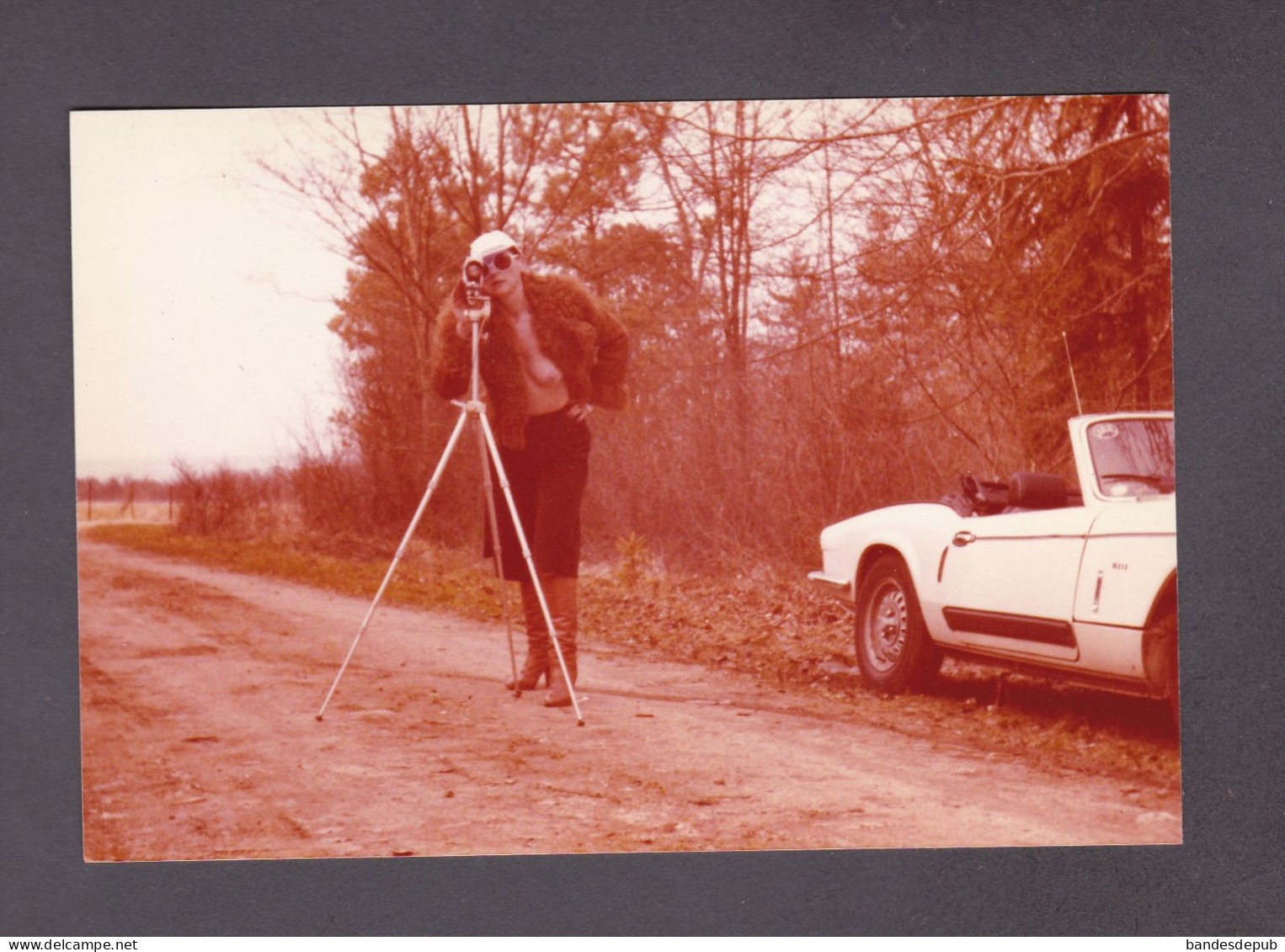 Photo Originale Vintage Amateur Nude Femme Exhibition Naturisme Appareil Photographique Voiture Triumph Spitfire  52967 - Pin-up