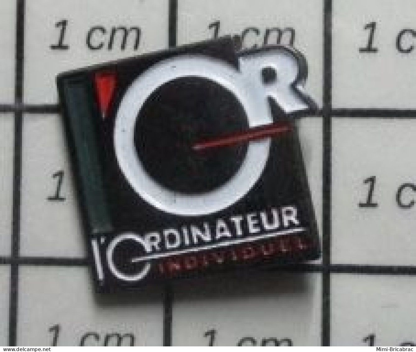 1316B Pin's Pins / Beau Et Rare / MEDIAS / REVUE PRESSE ECRITE L'ORDINATEUR INDIVIDUEL - Médias