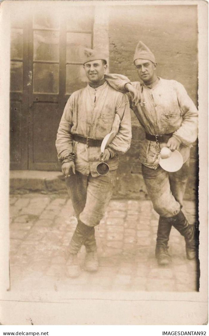 MILITARIA  AO#AL000863 PHOTO DE 2 MILITAIRES AVEC LEURS ASSIETTES ET COUVERTS - Uniforms