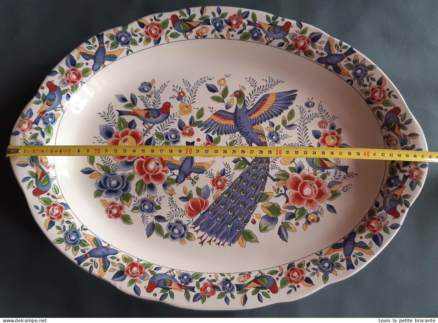 Grand Plat Ovale En Faïence, Richement Décoré Avec Paon, Oiseaux Et Fleurs. Très Bon état. Dimensions 48cm X 35cm. - Dishes