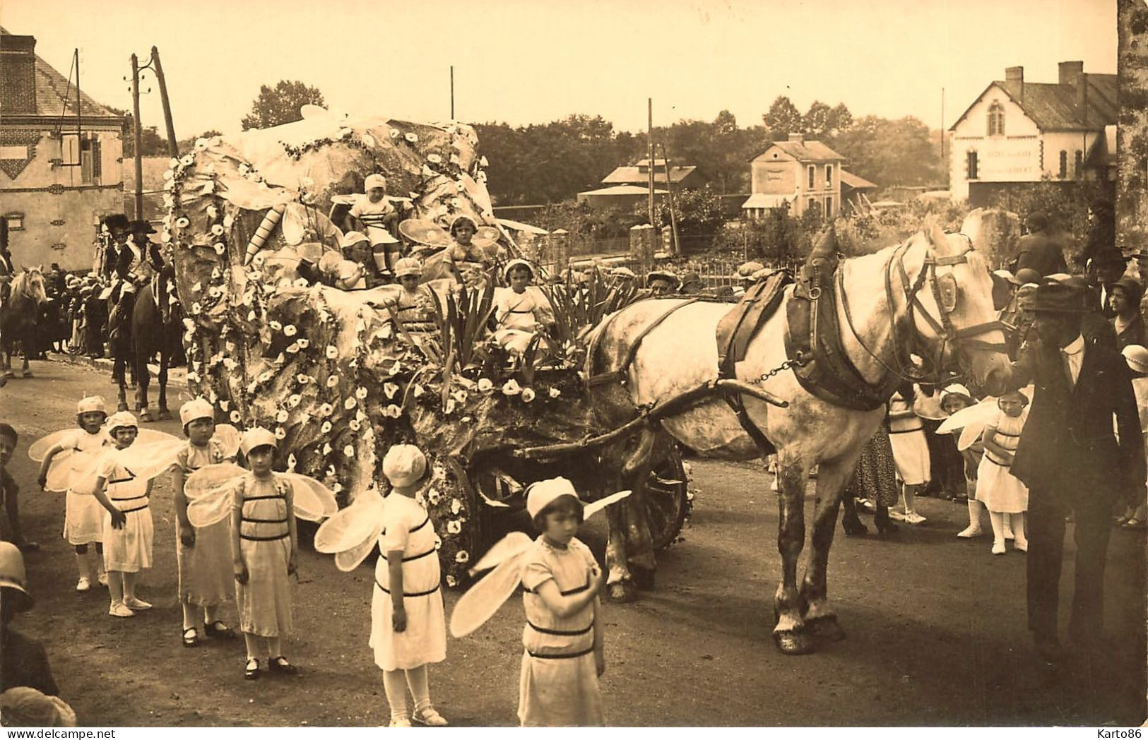 Legé * Carte Photo * Cavalcade Ou Mi Carême , Un Char * Fête * Hôtel De La Gare GUIBERT * Enfants Villageois - Legé