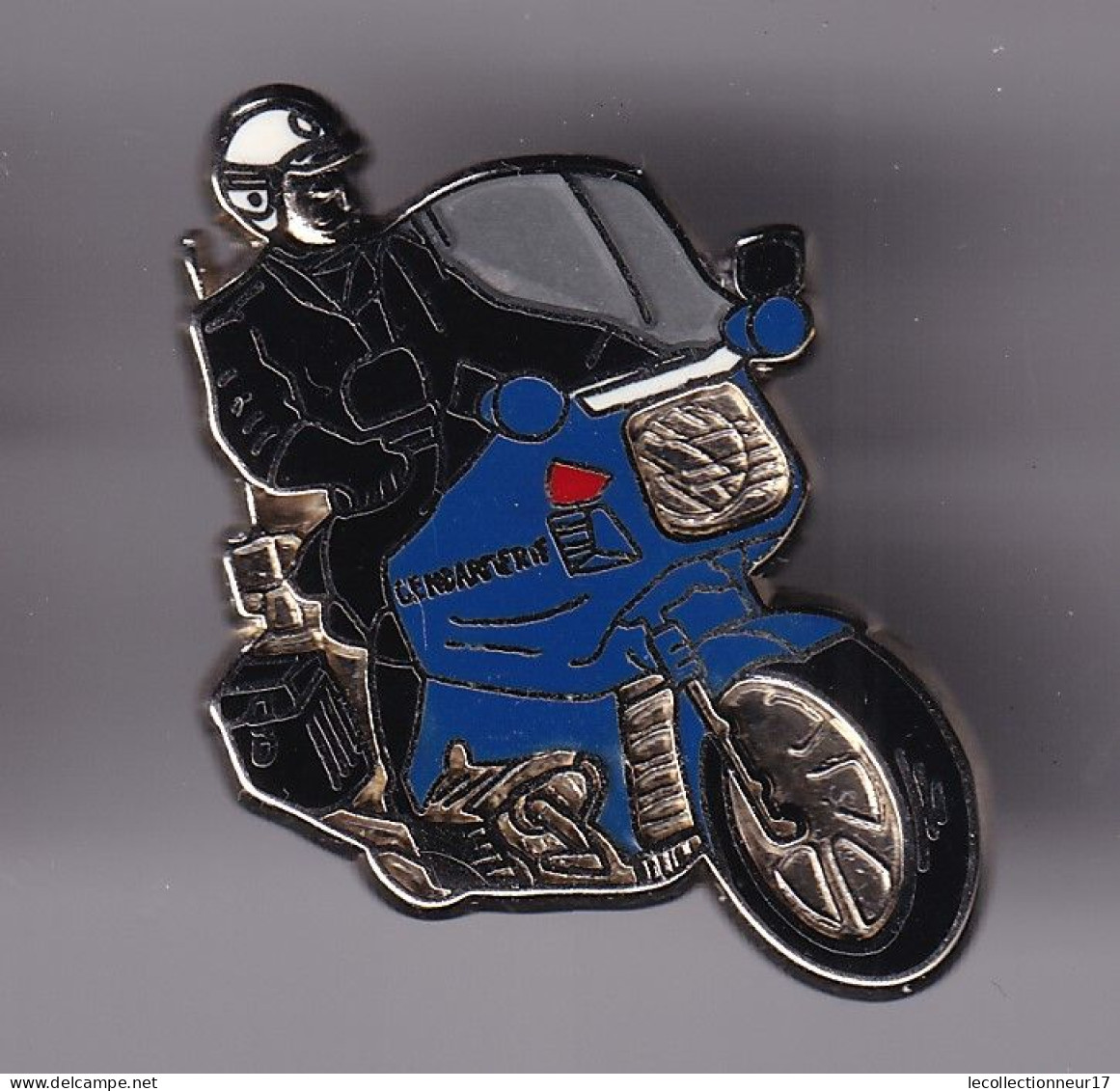 Pin's Gendarmerie Gendarme à Moto Réf 8383 - Militaria